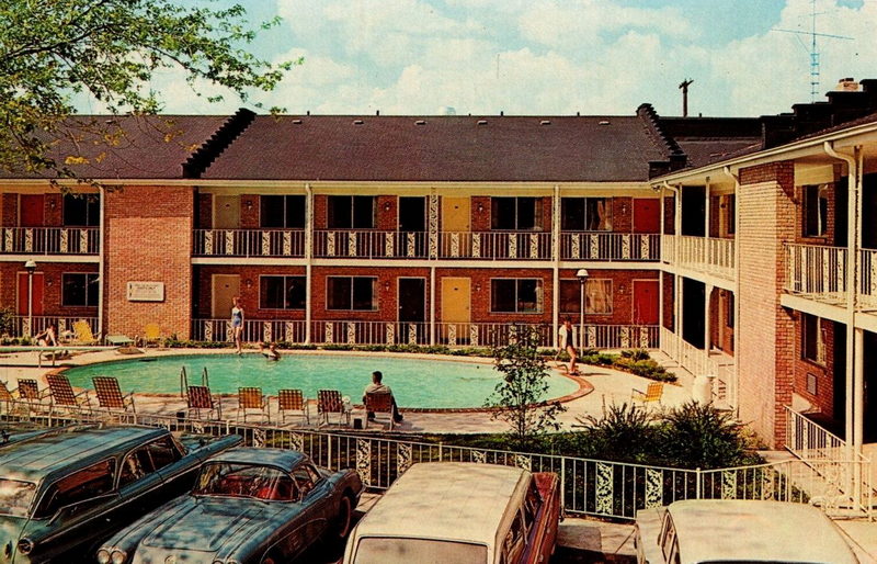 Poplars Motel (Clarion Pointe East, Inn America) - Vintage Postcard (newer photo)